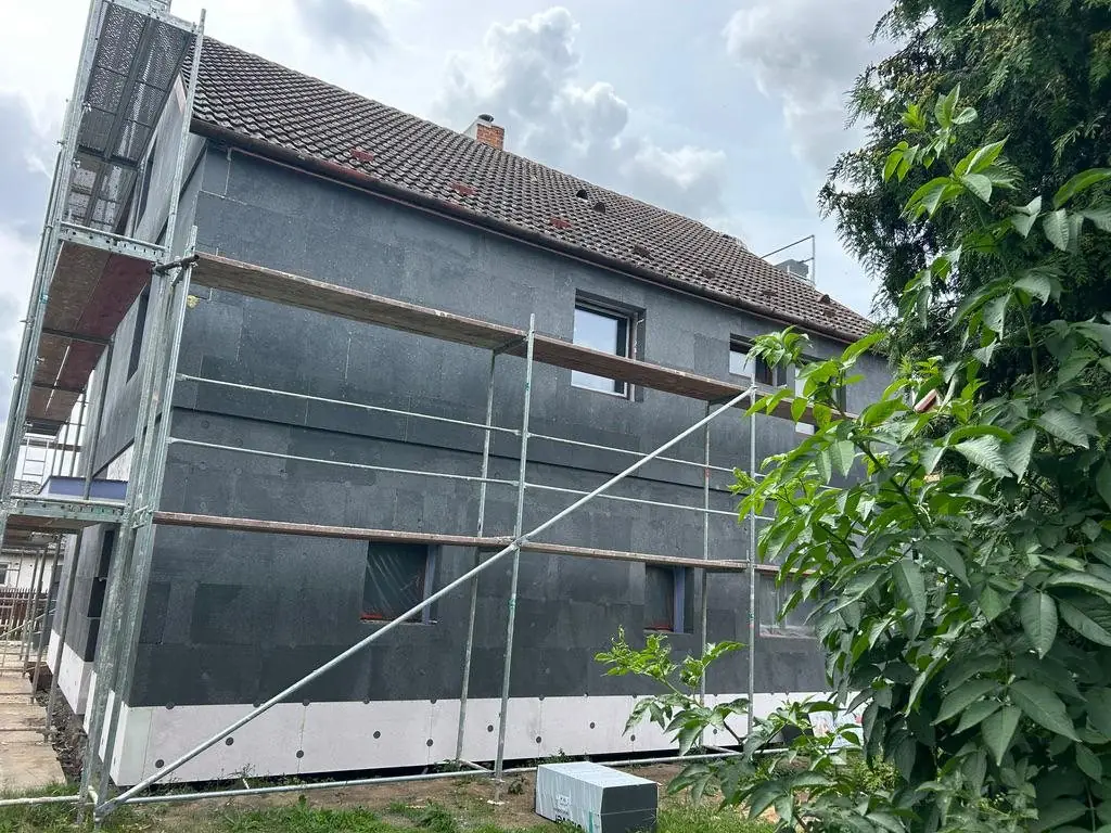 Lepení izolantu z lešení