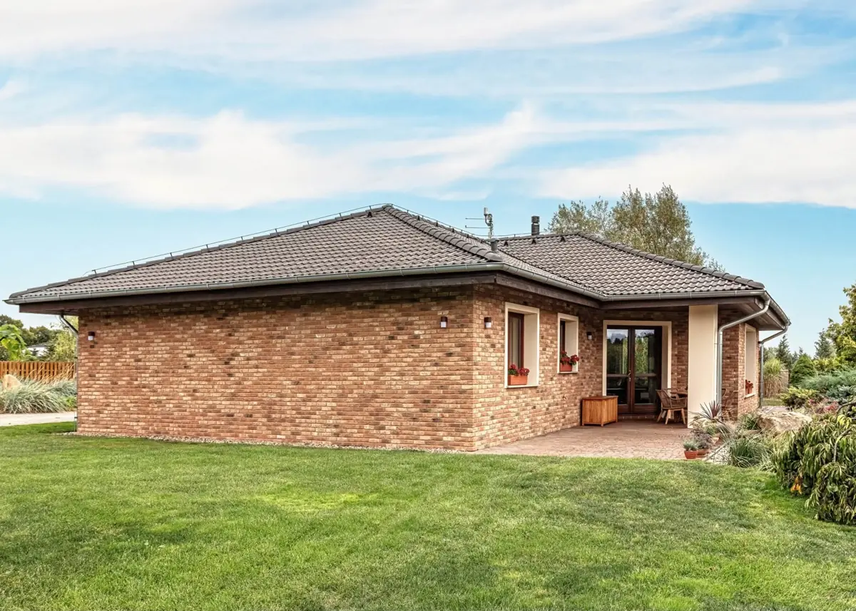 Klinkerový bungalov se zahradou